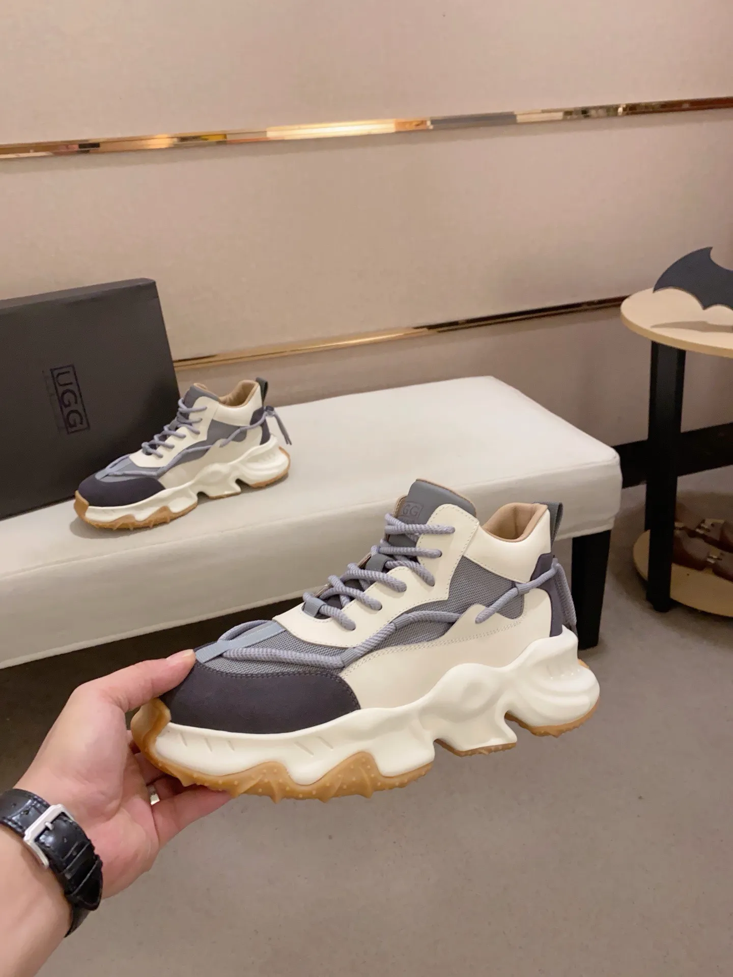 Factory price: 760💰(high-end goods) UGG❄️❄️The latest fashionable men's shoes👟 1:1⃣️Quality, fabric: high-end quality first-layer cowhide imported from Europe. Lining: wool lining, sole: pure imported foam outsole. ❤️High-end goods, fine workmanship, trendy and fashionable. The fit is very classy. If you know the goods, you will not be able to refuse😍😍Number of codes: 39-44
